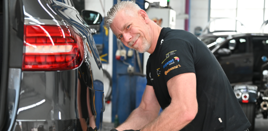 Carrosseriespengler bei der Arbeit.png